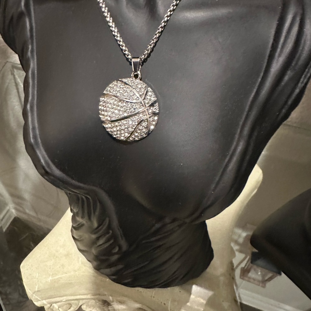 Elegant Silver Pendant Necklace - Picture 3 of 9